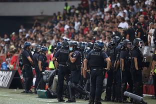 官方：布伦特福德与27岁中场雅内尔特续约至2030年